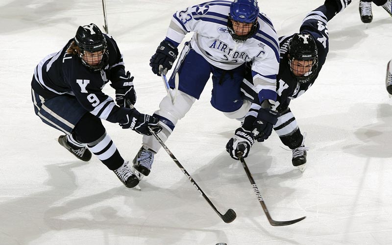 Sportberichte zum Thema Eishockey