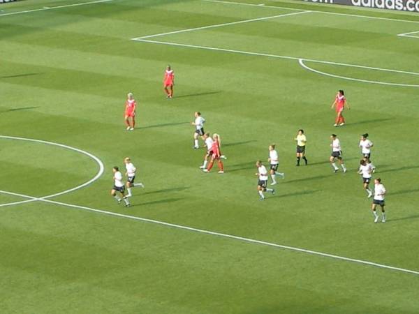 Sportsommerliche Frauen-Power „am Ball“