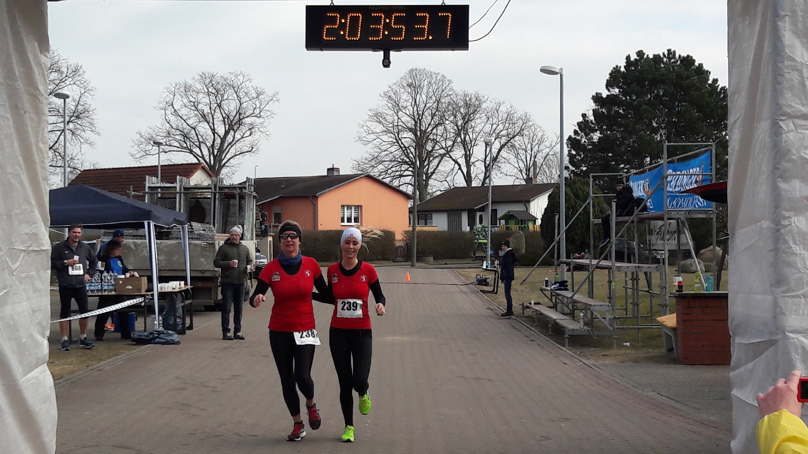 Klaus-Dieter Mauck holt seine Medaille nach 42 Kilometern