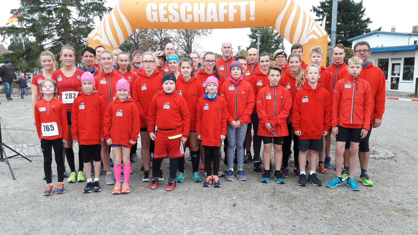 Laufgruppenkinder mit coolen Hoddies überrascht