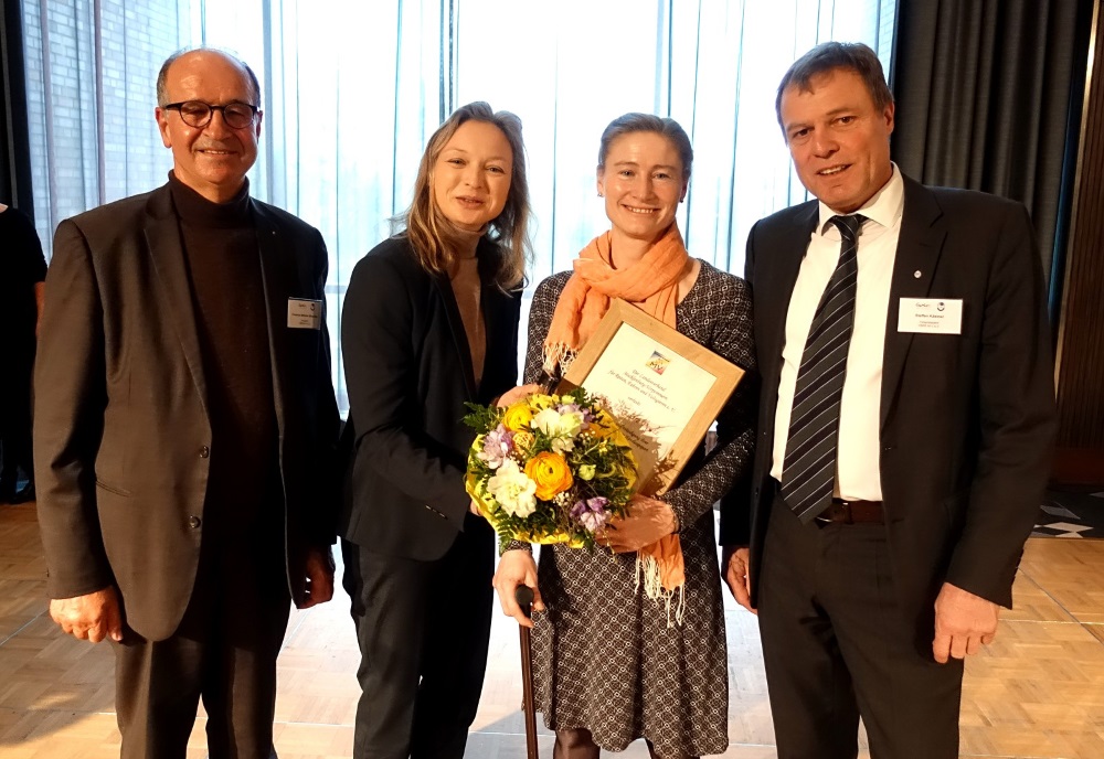 Saskia Deutz mit der Ehrenplakette geehrt