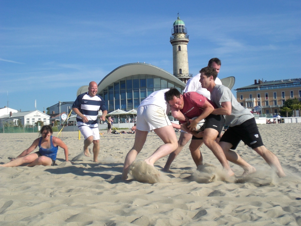 UniversitÀt Rostock veranstaltet nationales Beachrugby-Turnier