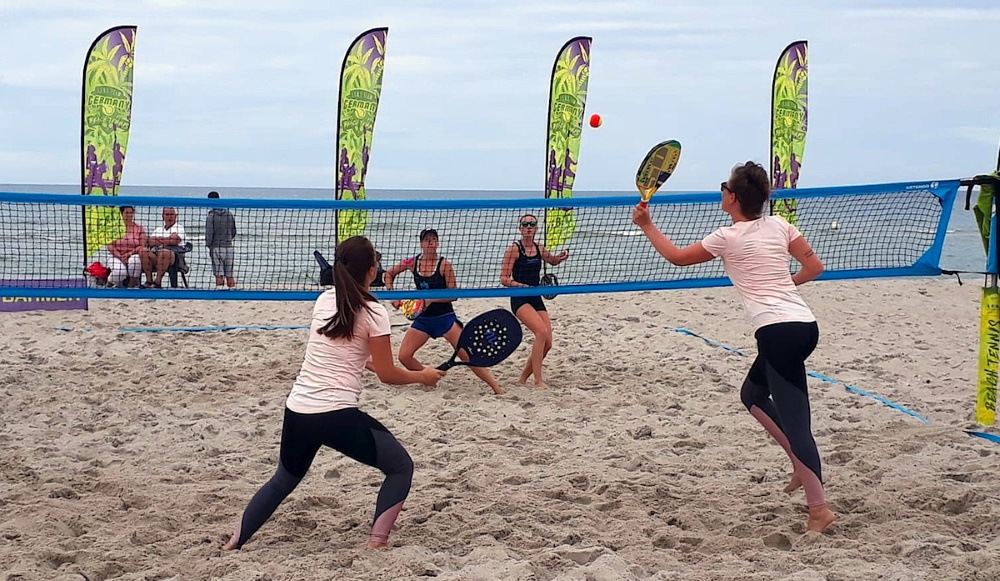 Turnierfavoriten setzen sich beim Beach Tennis in Dierhagen durch