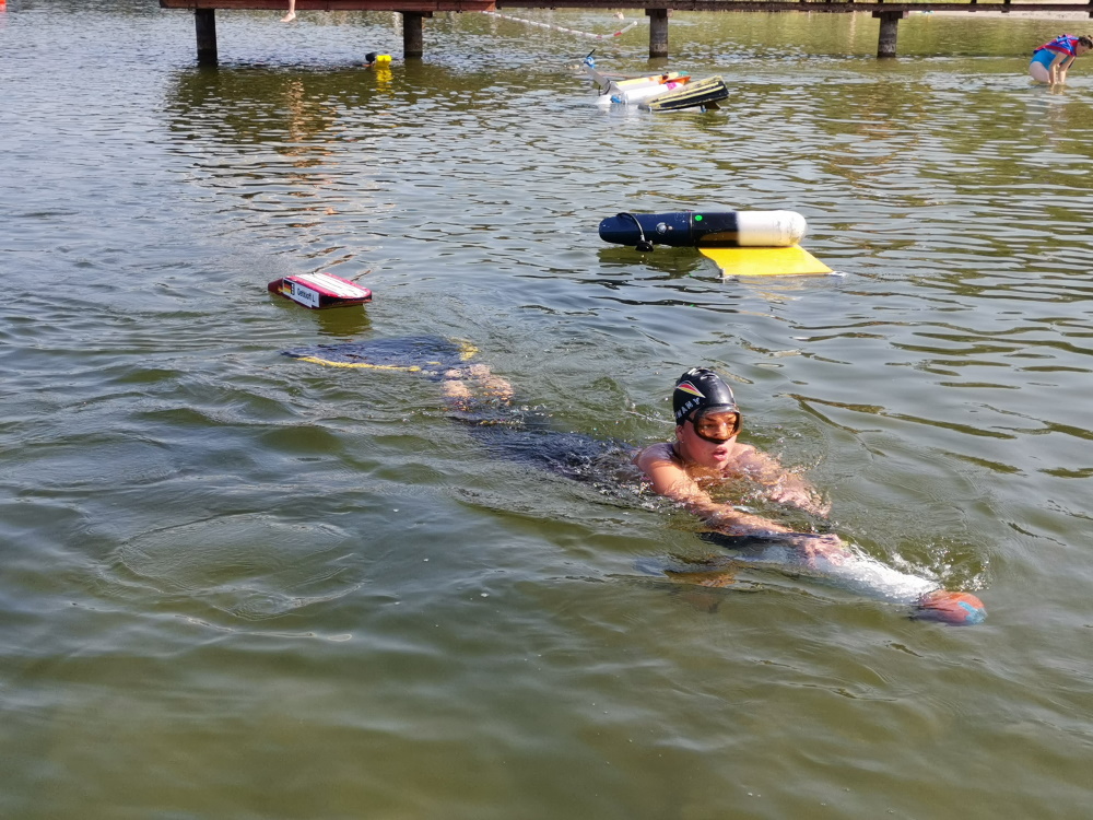 Lisa Dethloff - zweimalige Europameisterin im Orientierungstauchen - In Aktion im Störitzsee / Brandenburg