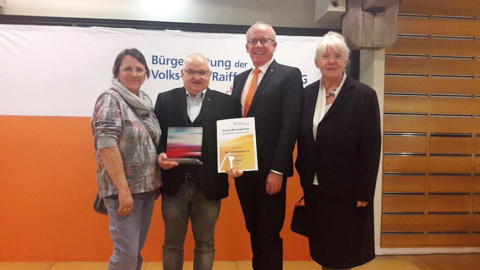 Laager Laufgruppentrainer von der Bürgerstiftung der Volks- und Raiffeisenbank eG gewürdigt