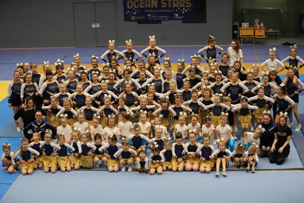 Vorbereitung der Cheerleader auf Landesmeisterschaft