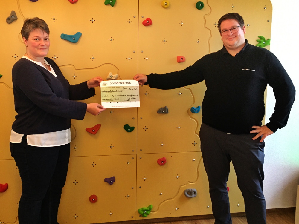 Golfpark Strelasund übergibt Spende an Kinder- und Jugendhospizdienst Leuchtturm e.V