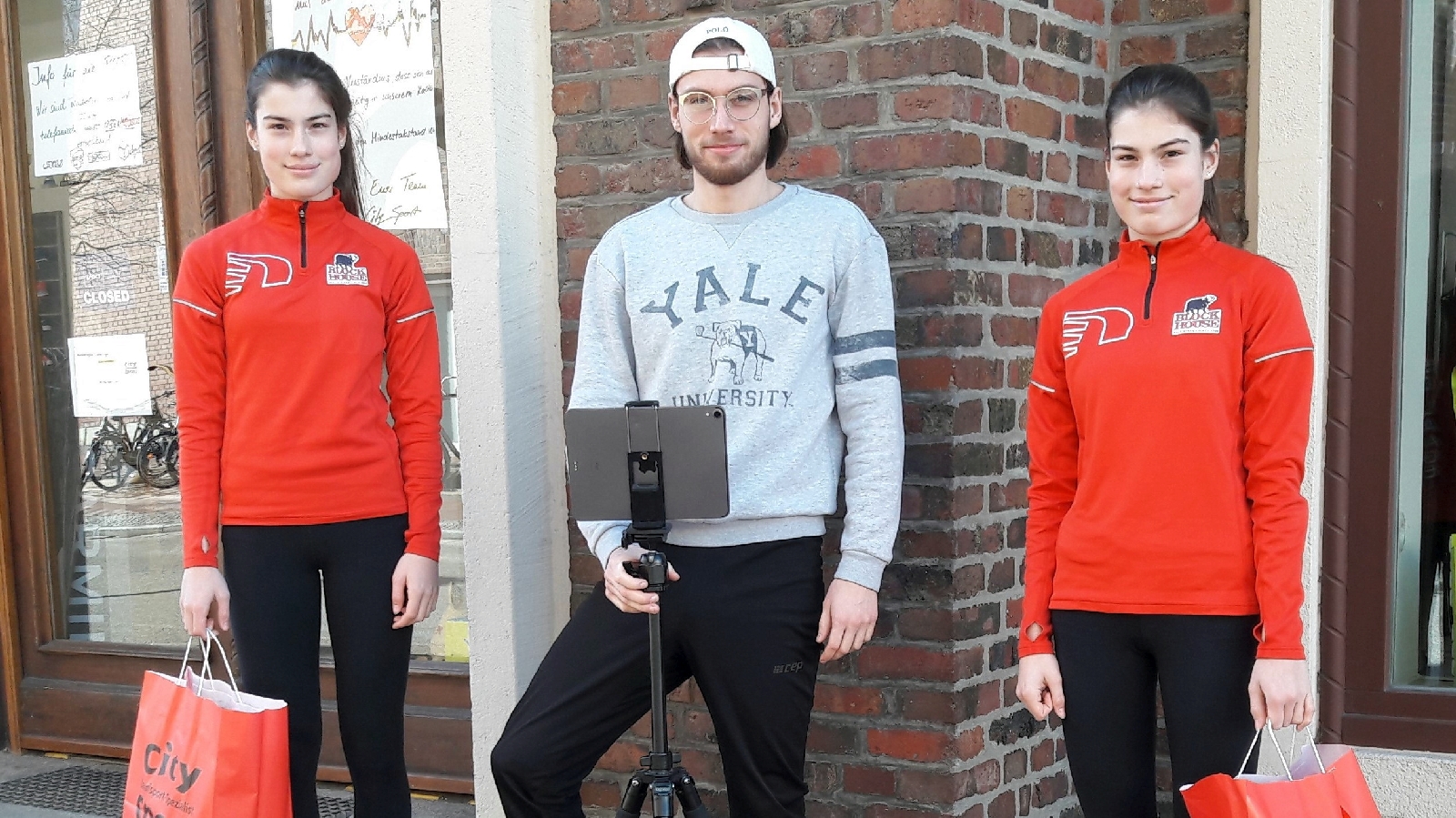 Lena und Sophie mit neuen Laufschuhen bedacht