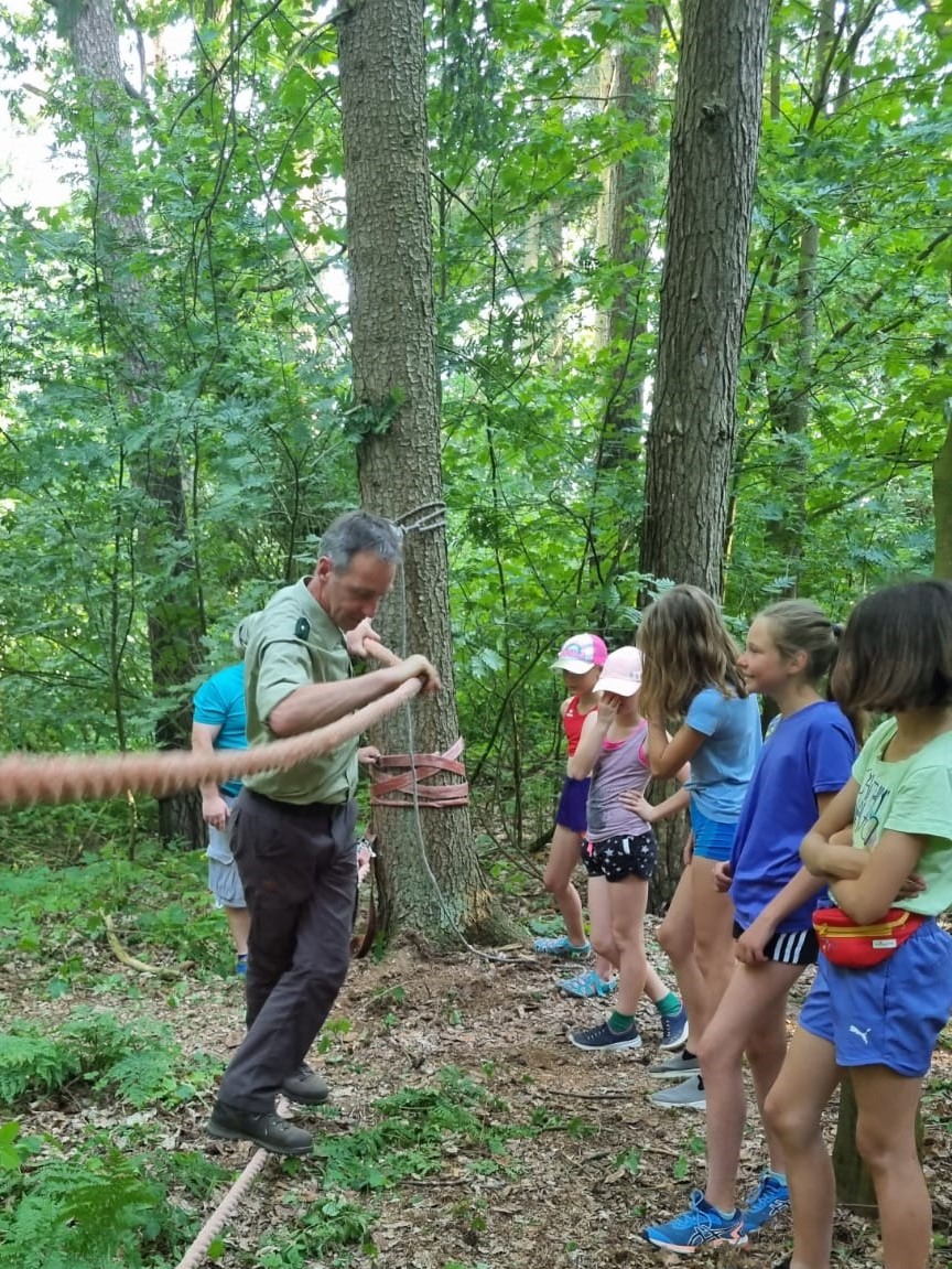 Arbeitseinsatz der Laager Laufgruppe vom Fachmann begleitet