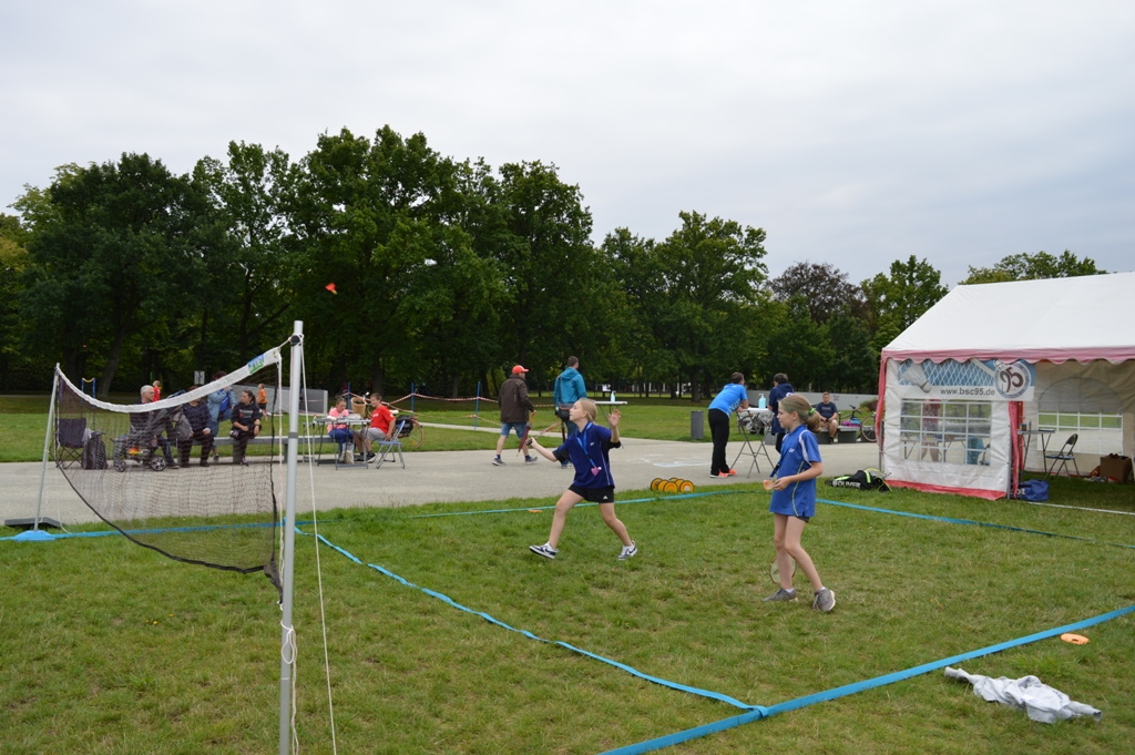 Federball mit Schlosspanorama – AirBadminton-Event rockte