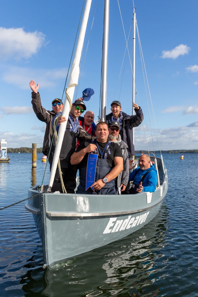 „Endeavor“ holt Regattasieg um das Blaue Band