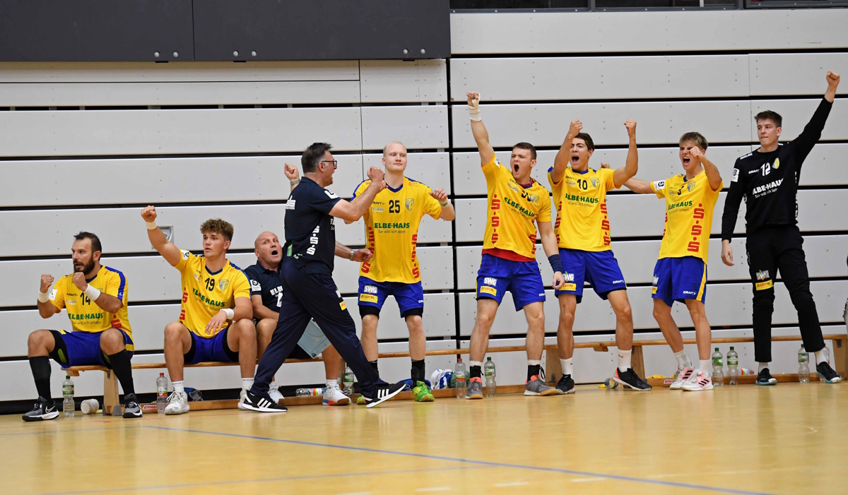 Mecklenburger Stiere zu Hause gegen den HSV Hannover