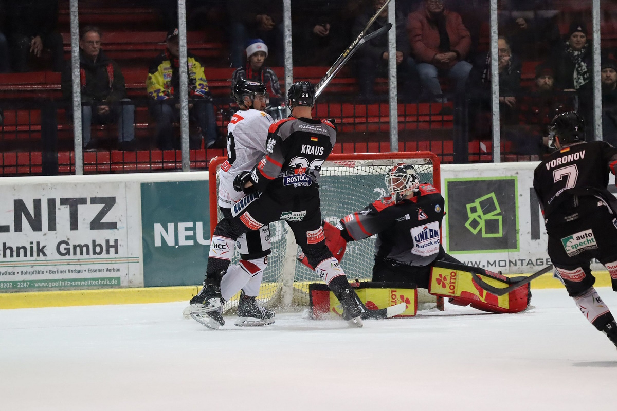 Piranhas gegen Trapper und Moskitos auf heimischem Eis