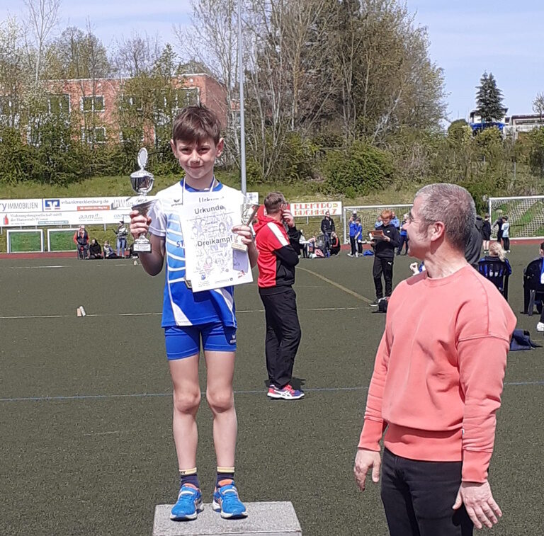Neunjähriger Emil Barth gewinnt Pokal des Bürgermeisters