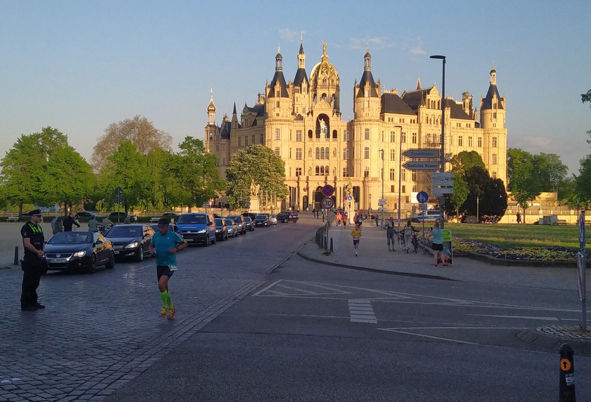 Grandioses Wetter und hunderte Aktive beim 17. Schweriner Nachtlauf