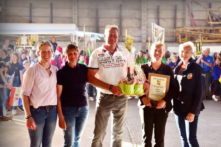 Mandy Klan mit der Ehrennadel in Silber ausgezeichnet