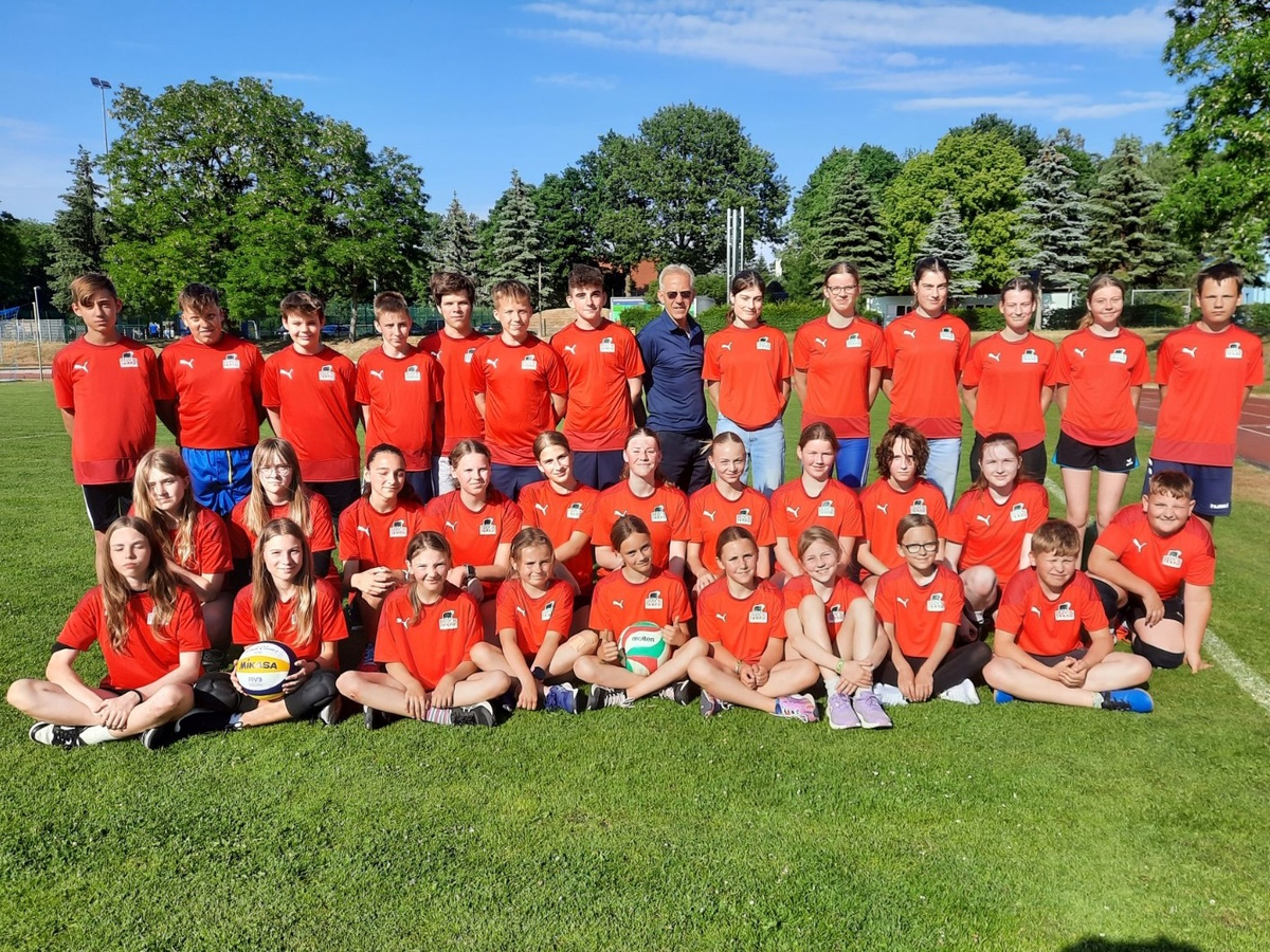 Kinder und Jugendliche in knallig roten Shirts