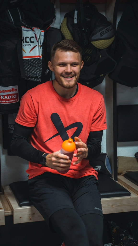 Stürmer Thomas Voronov verlängert um weitere Saison