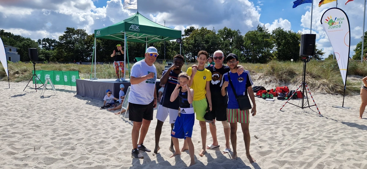 Traktor-Boxer bei AOK-Sommertour am Strand von Boltenhagen