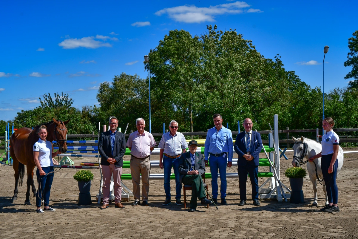 Ehrennadeln für zwei verdiente Pasewalker Pferdesportler