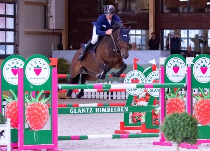 Holger Wulschner erster S-Sieger in der Halle
