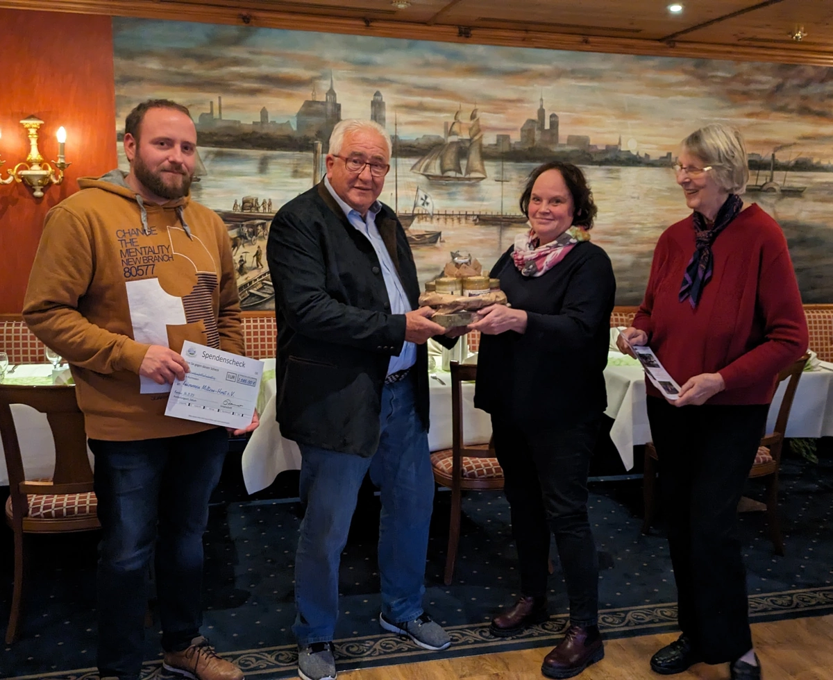 Spendenübergabe vom „Preis des Präsidenten“
