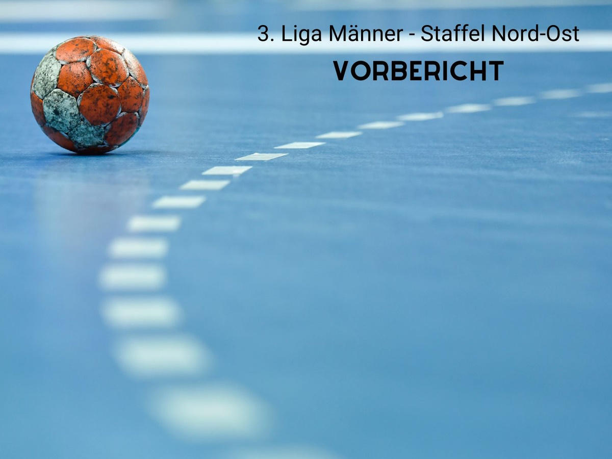 roter Handball auf blauem Hallenboden