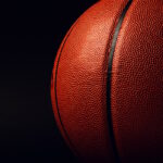 Basketball vor schwarzem Hintergrund
