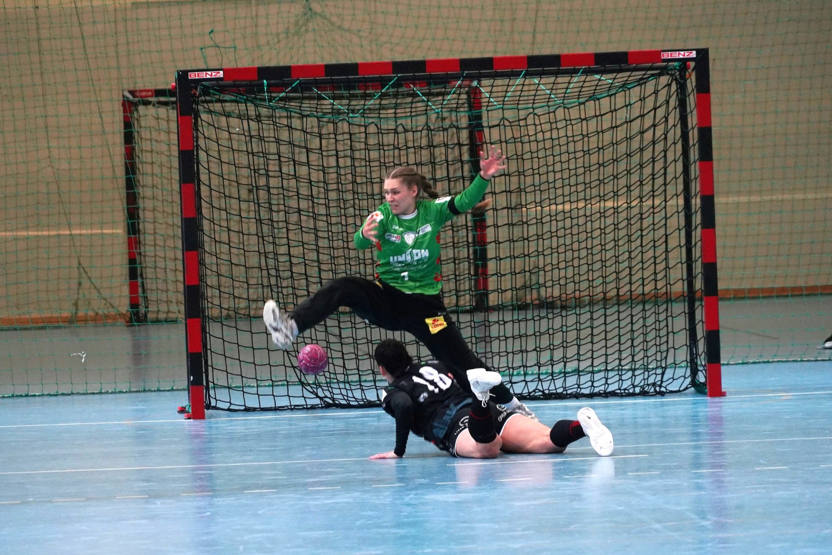 Lena Clasen hält den Meisterball