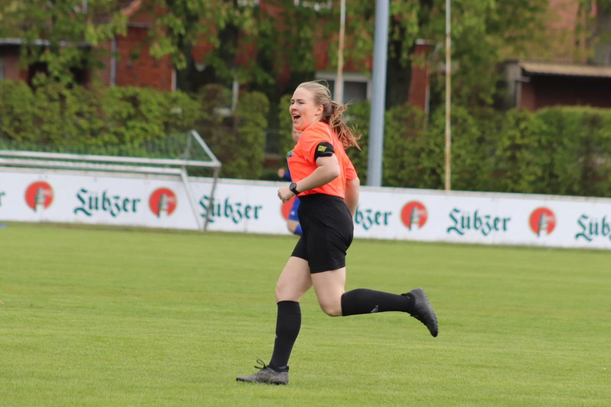 Mathilda Reinsch pfeift Endspiel im Polytan-Landespokal der Frauen