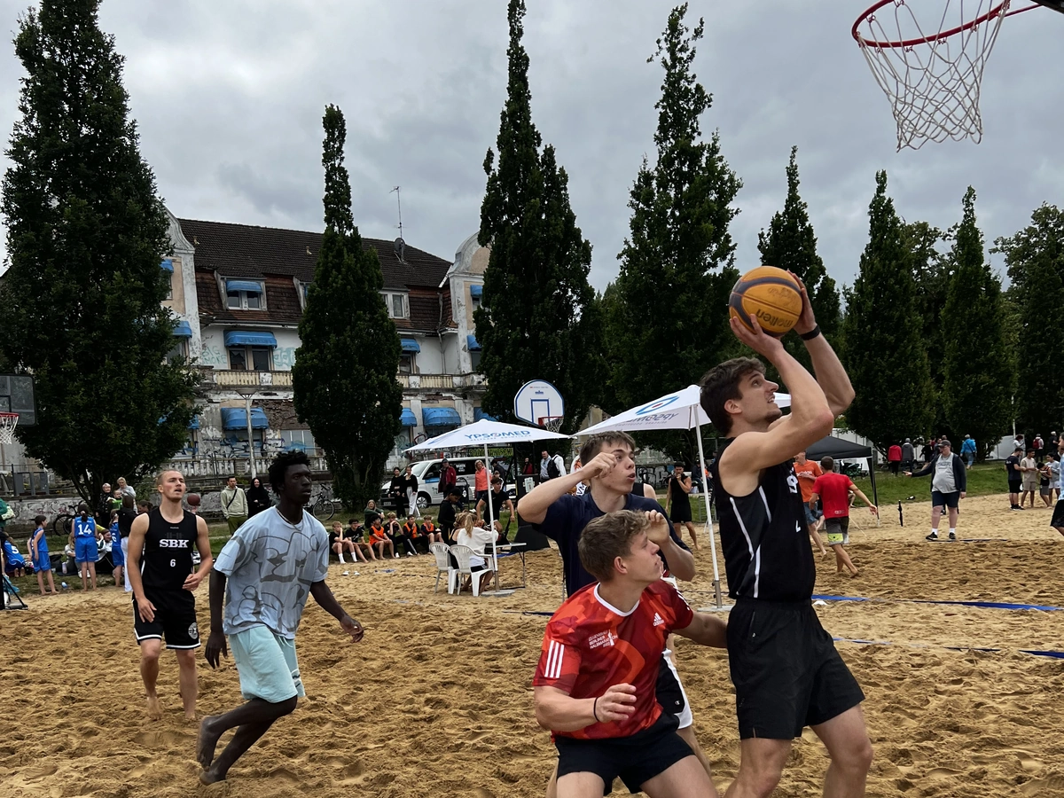 Premiere geglückt: Beachbasketball-Turnier am Zippendorfer Strand
