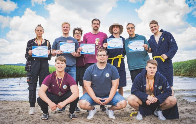 Wasserballer in der Sommerpause als Freiwasserschwimmer unterwegs