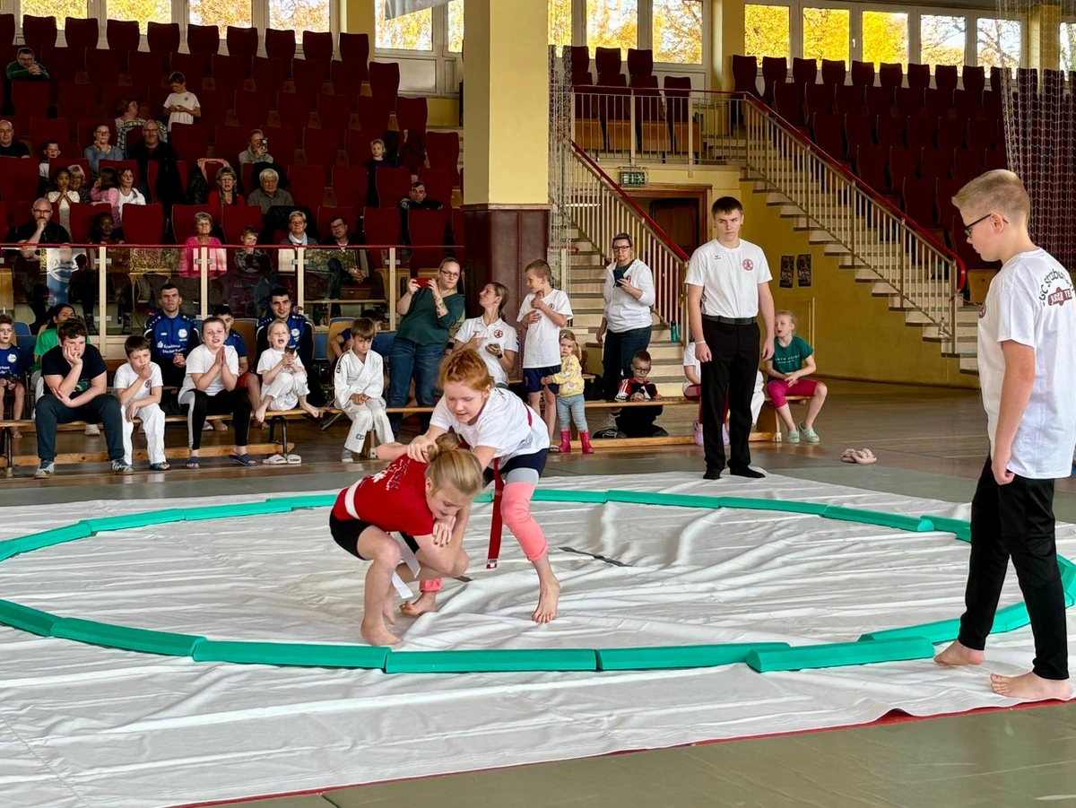 Spektakel in Strasburg: Sumoturnier für Kinder