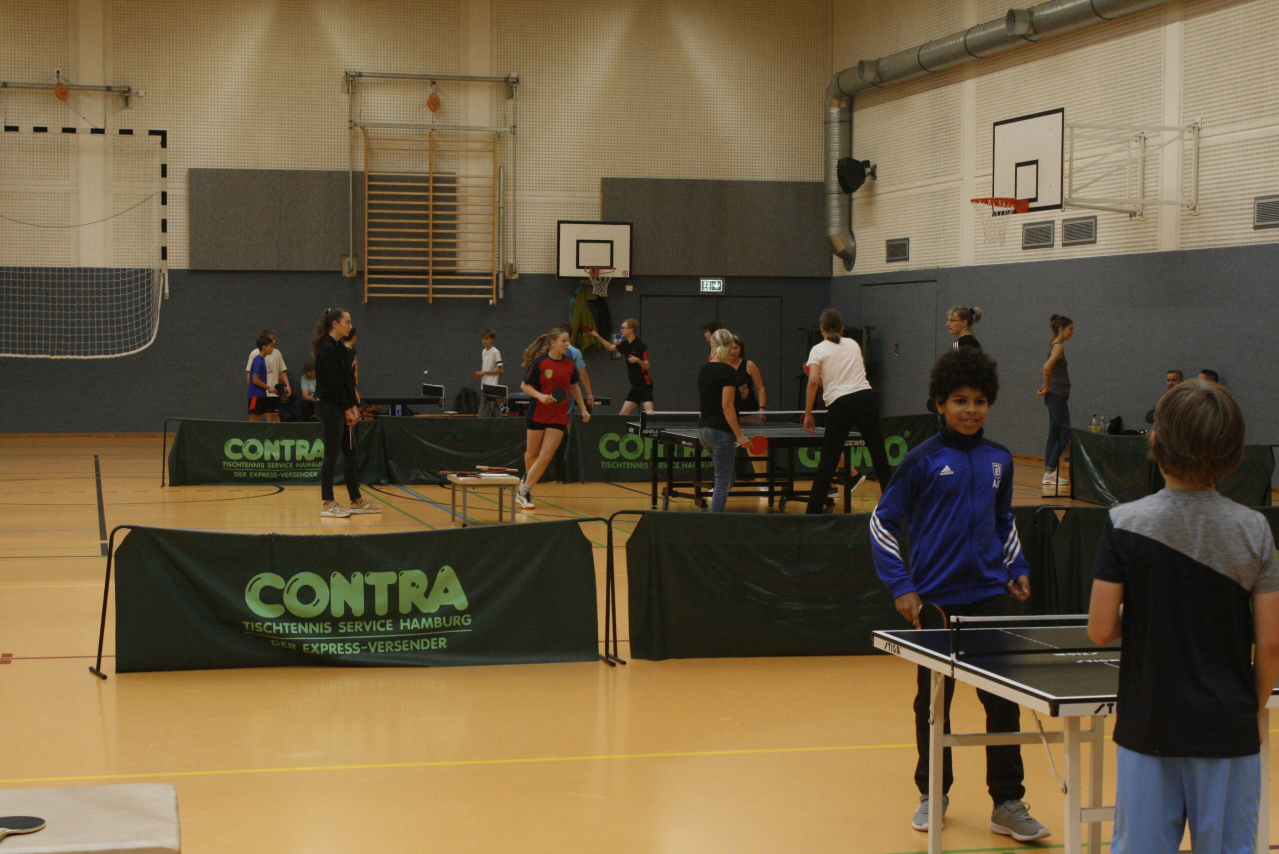 Schiefe Tische beim 18. Tischtennis Rundlauf