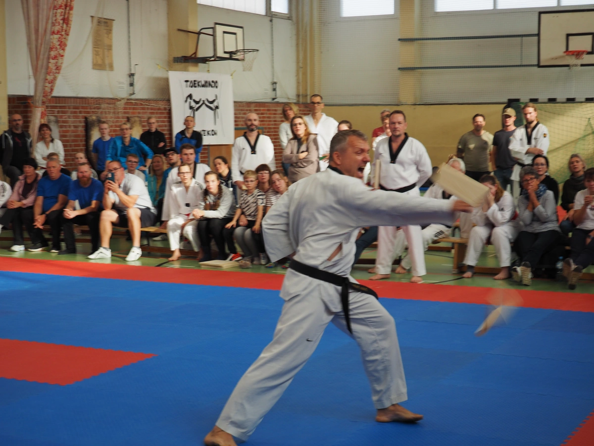Taekwondo-Sportler stellen sich Schwarzgurtprüfung