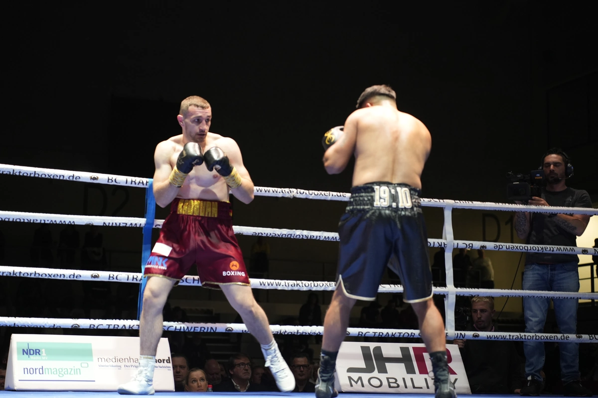 Acht Kämpfe, acht Heimsiege bei erster Traktor Fight Night