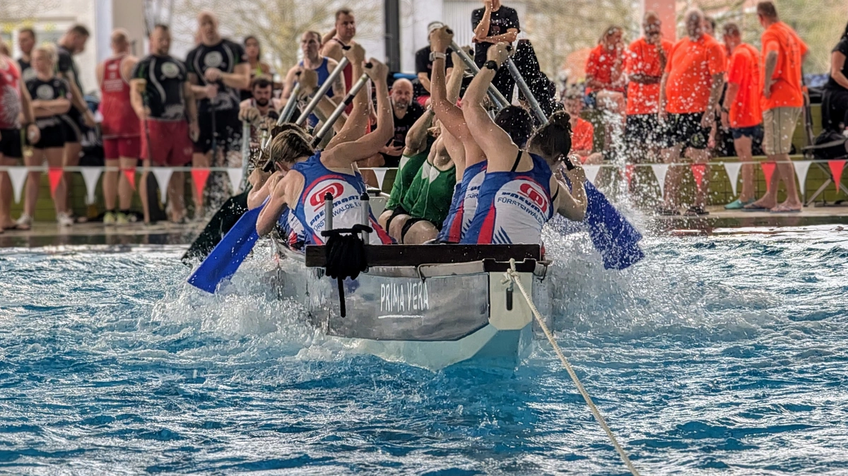 Packender Indoor-Drachenboot-Wettkampf in Schwerin