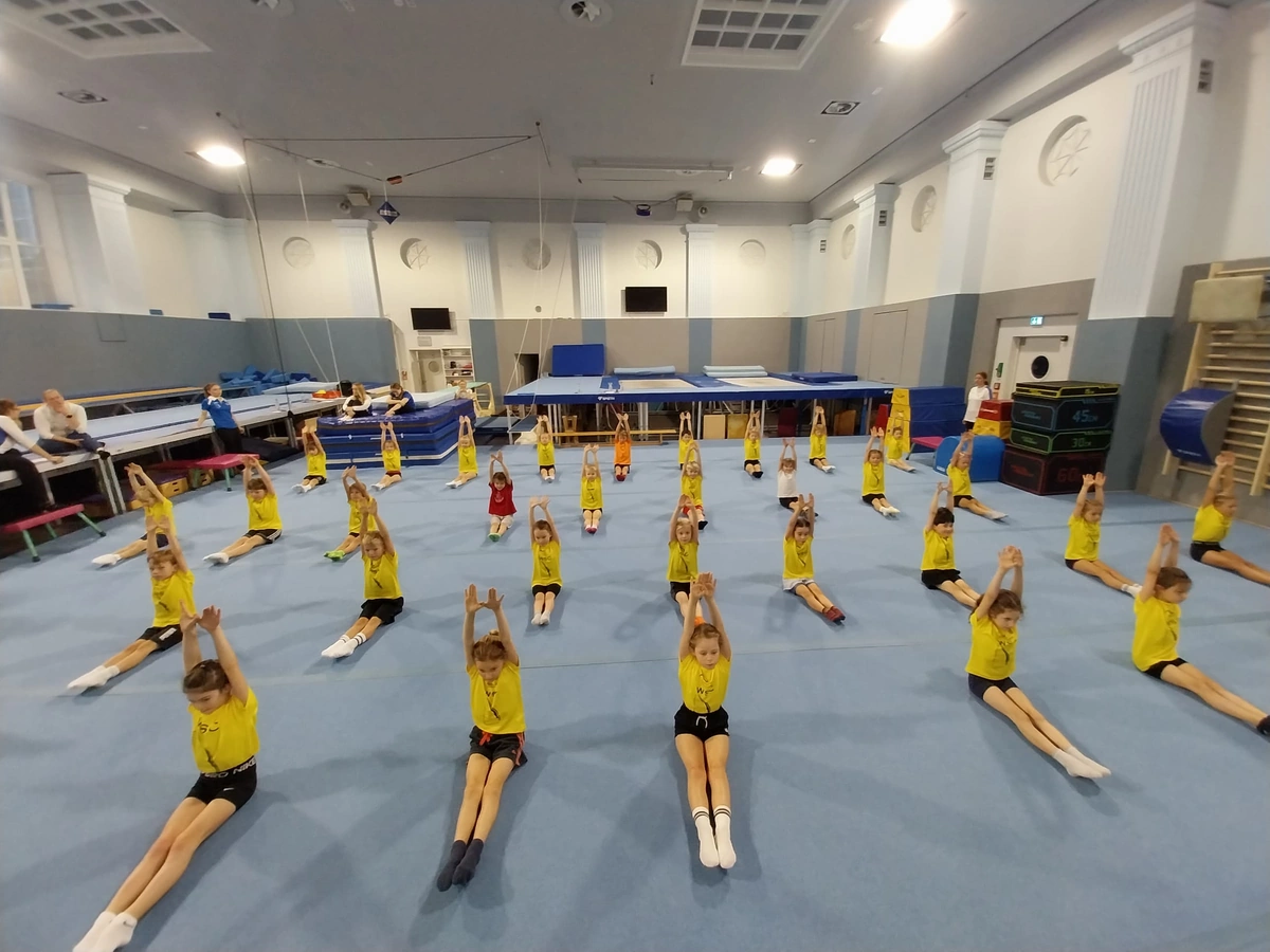 Diesmal an Land: Wasserspringer messen sich in der Turnhalle