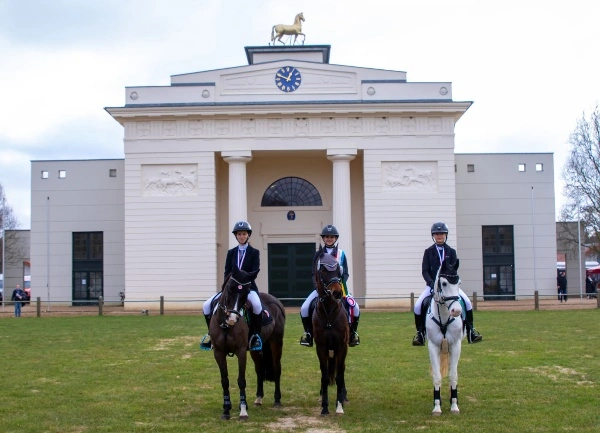 Erste Landeshallen-Champions Springen 2025 geehrt