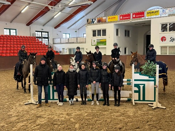 Jugend zum Springtraining beim Disziplintrainer Heiko Strohbehn