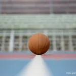 Basketball auf dem Boden in der Mitte des Stadions.