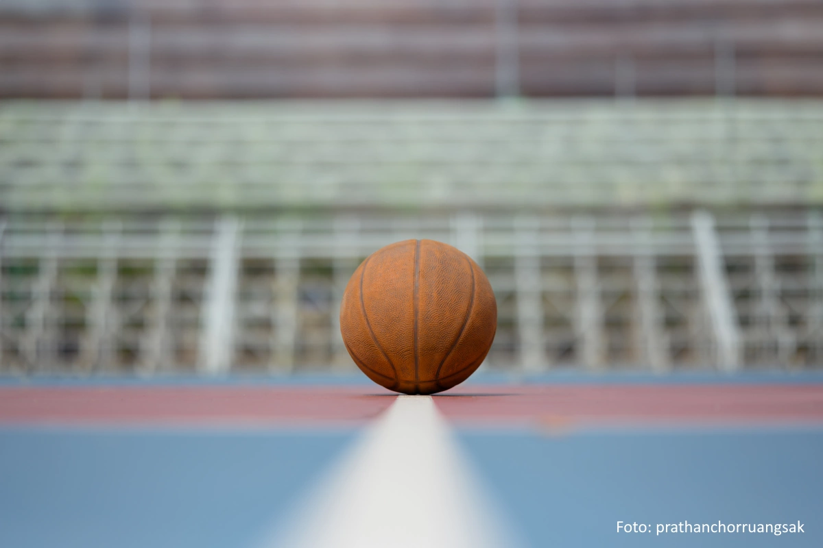 Basketball auf dem Boden in der Mitte des Stadions.