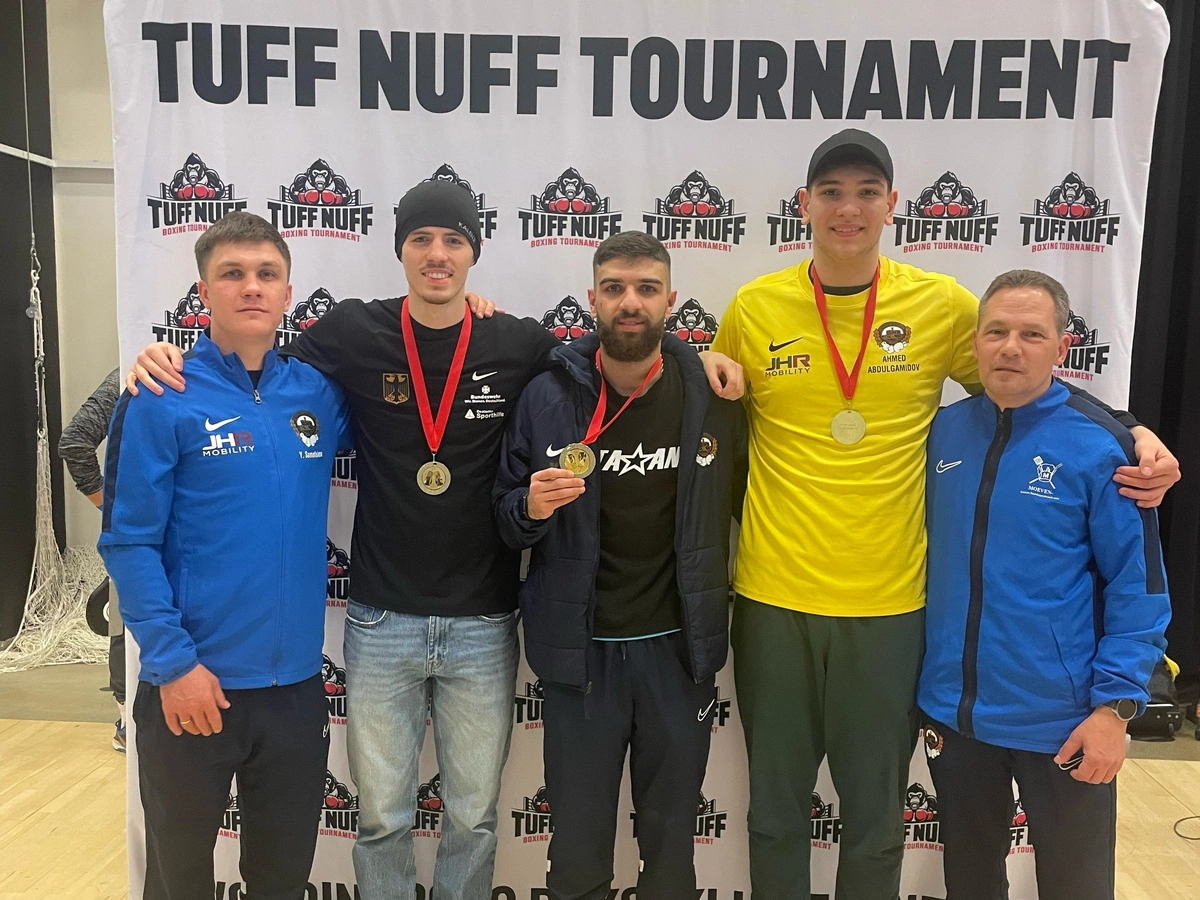 Fünf Kämpfe – fünf Siege: Traktor-Boxer in Meisterform