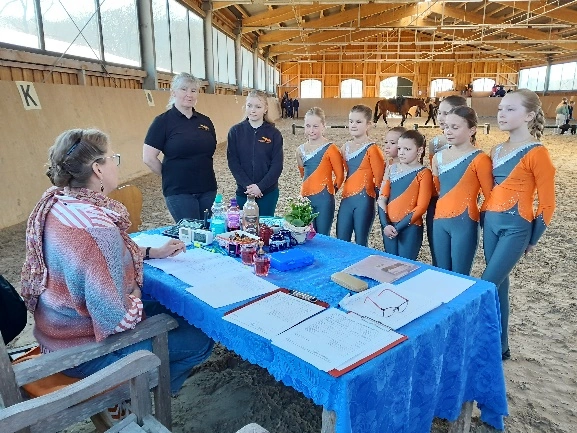 Voltigiernachwuchs auf dem Gut Klein Nienhagen zu Gast