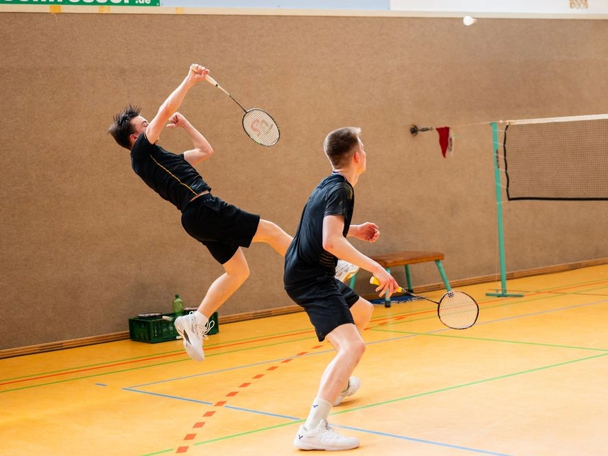 Hier wird nicht Federball gespielt, hier kracht es!