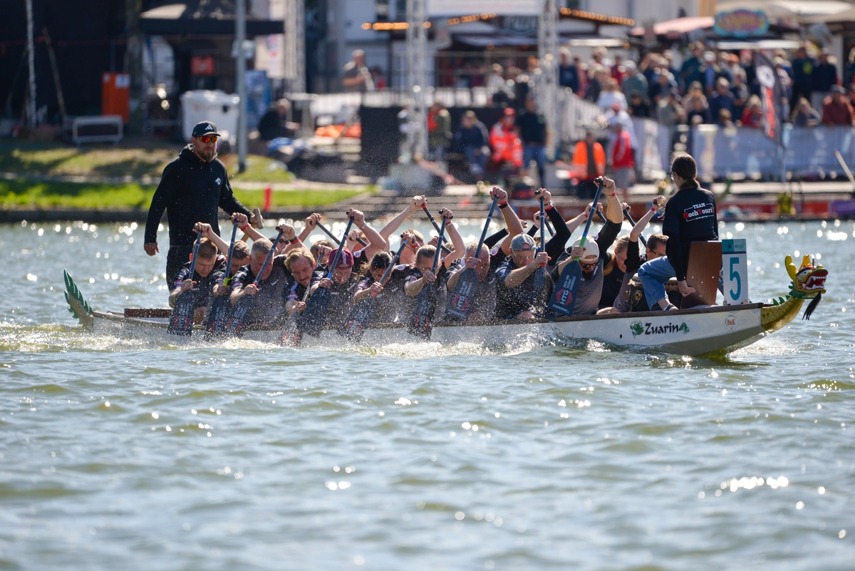 Durch Wind und Wellen in die 200 Meter-Zwischenläufe – bei Topwetter auf die Langstrecke: ein toller Festivaltag!