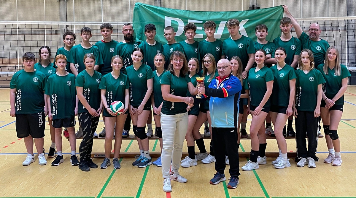 Jugendvolleyballer des SC Laage in leuchtend grünen Shirts
