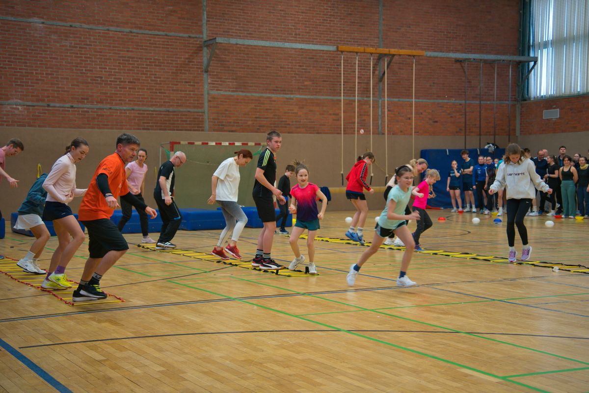 Stimmungsvolle Eltern-Kind-Freuden auf dem Badmintonfeld