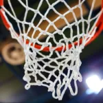 Ansicht von unten auf einen Basketballkorb