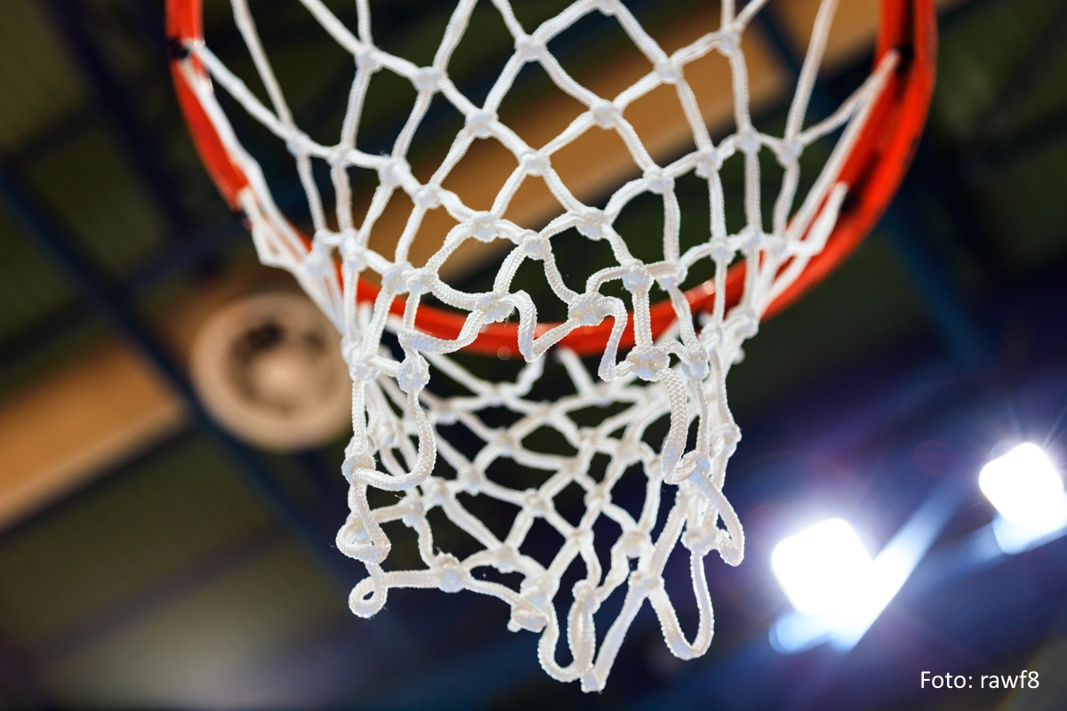 Ansicht von unten auf einen Basketballkorb